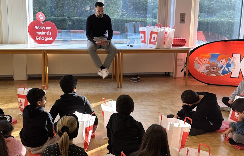 Sparkasse engagiert sich am Bundesweiten Vorlesetag: Kinder zu Gast im Privatkunden-Center