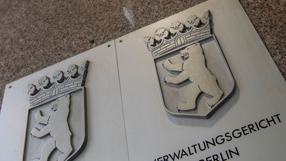 Berlin & Brandenburg: Gericht: Protestbanner gegen AfD-Jugend darf hängen bleiben