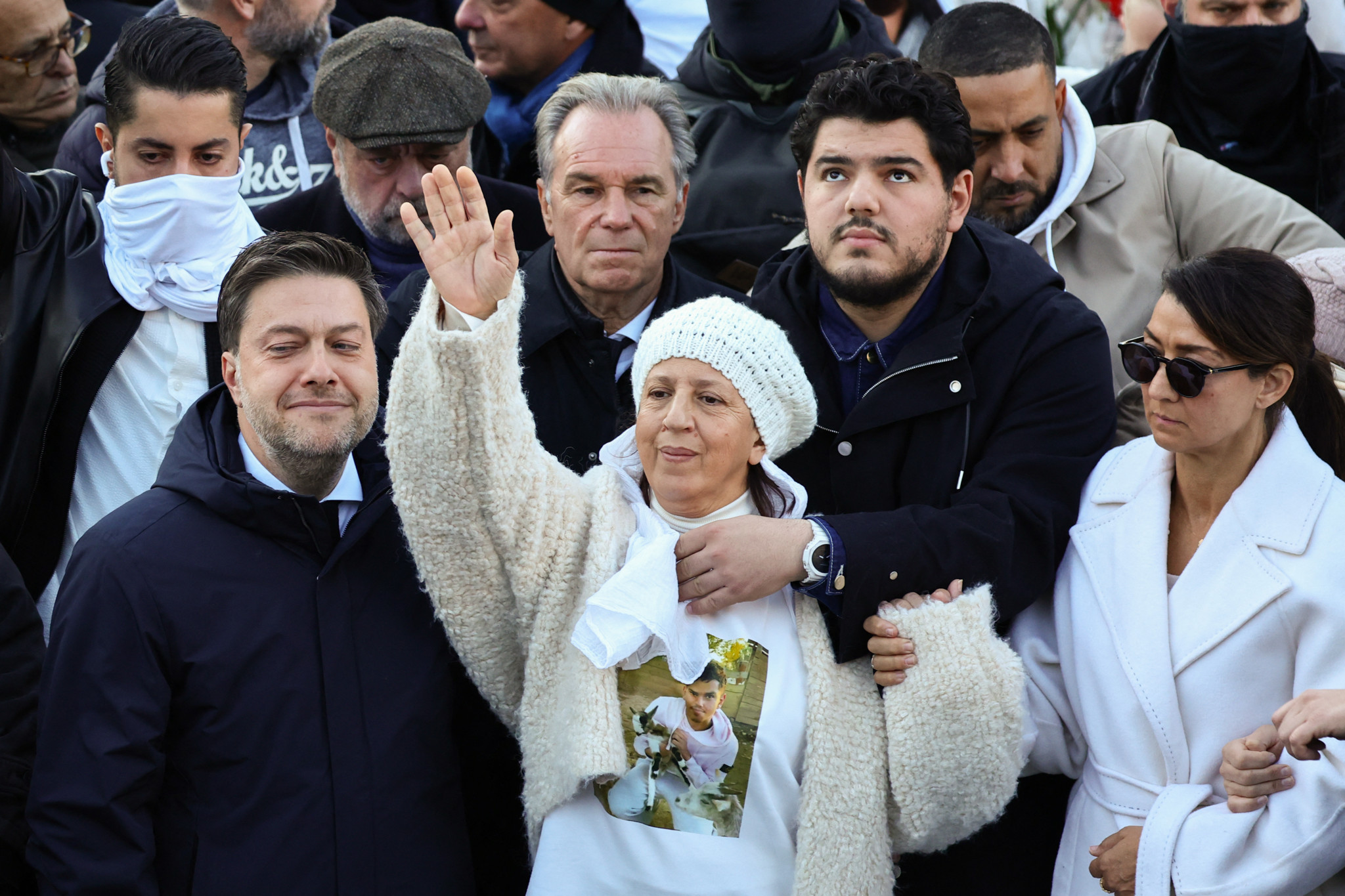 Versammlung in Marseille am 22. November 2025: Französischer Anti-Drogen-Aktivist Amine Kessaci, seine Mutter Ouassila Benhamdi Kessaci, Politikerin Sabrina Agresti-Roubache, Bürgermeister Benoit Payan, Anwalt Eric Dupond-Moretti und Regionspräsident Renaud Muselier während einer Gedenkveranstaltung für den ermordeten Mehdi Kessaci. Versammlung in Marseille am 22. November 2025: Französischer Anti-Drogen-Aktivist Amine Kessaci, seine Mutter Ouassila Benhamdi Kessaci, Politikerin Sabrina Agresti-Roubache, Bürgermeister Benoit Payan, Anwalt Eric Dupond-Moretti und Regionspräsident Renaud Muselier während einer Gedenkveranstaltung für den ermordeten Mehdi Kessaci.