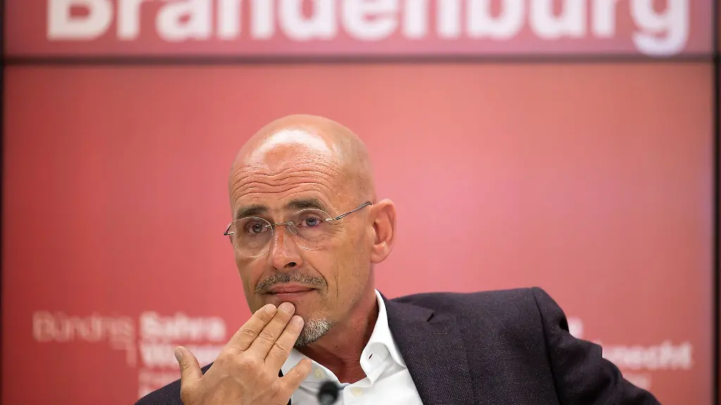 Der-BSW-Fraktionsvorsitzende-Niels-Olaf-Lueders-steckt-in-Brandenburg-mit-seiner-Fraktion-in-der-Krise-Vier-Abgeordnete-kuendigten-im-Streit-ihren-Parteiaustritt-an