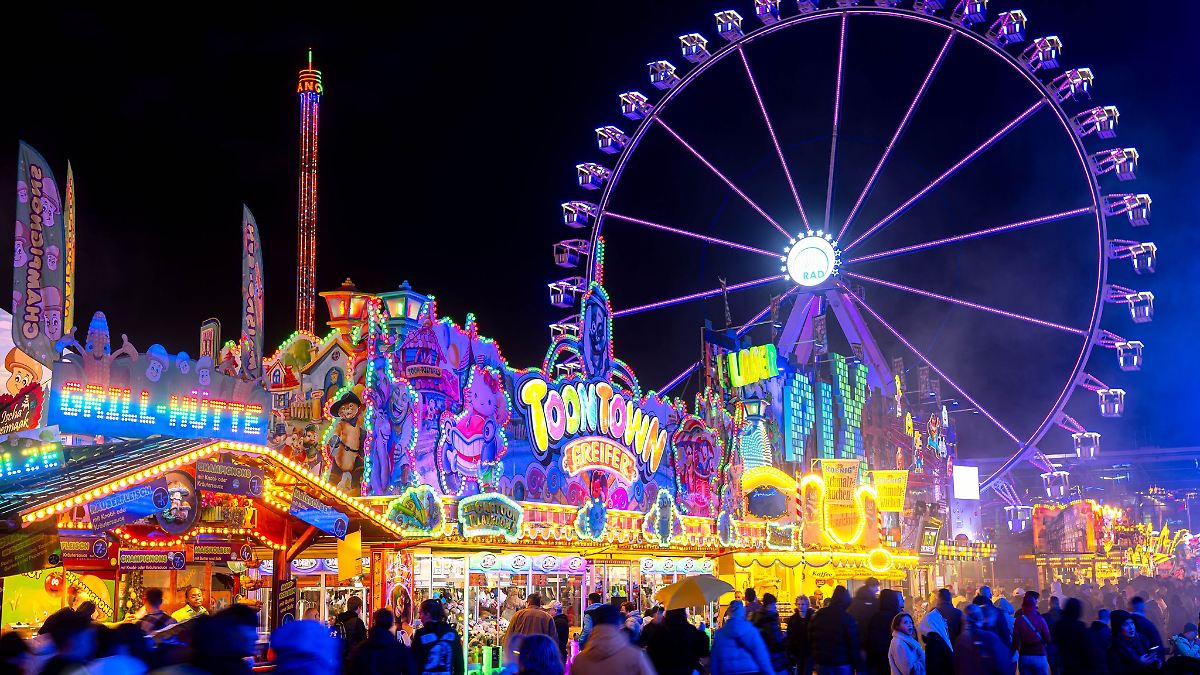 Niedersachsen & Bremen: Letzter Rundgang - Freimarkt endet mit Trauerzug und Rosen