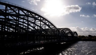 Hamburg & Schleswig-Holstein: Elbbrücke bleibt nach Unfall gesperrt - Fehler des Kapitäns?
