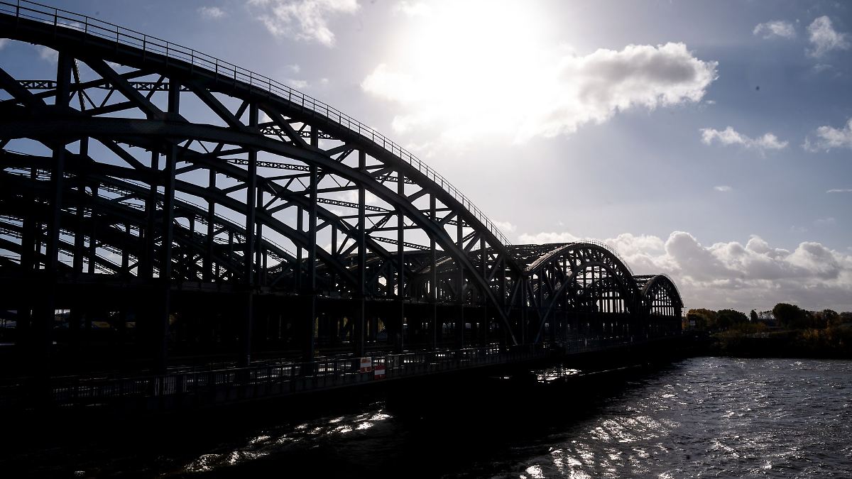 Hamburg & Schleswig-Holstein: Elbbrücke bleibt nach Unfall gesperrt - Fehler des Kapitäns?