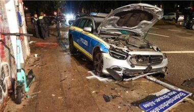 Streifenwagen kolldidiert in Hamburg mit Fahrzeugen – Vier Verletzte