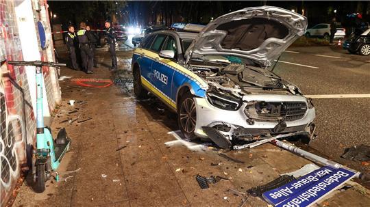 Streifenwagen kolldidiert in Hamburg mit Fahrzeugen – Vier Verletzte