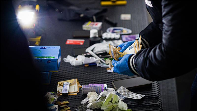 Kontrollen an Hauptbahnhöfen in Bremen und Hannover Die Beamten führten auch Taschenkontrollen durch.