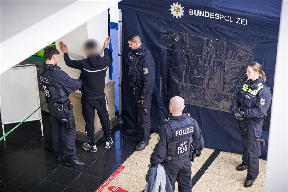 Die Bundespolizei war mit zahlreichen Beamten vor Ort.Moritz Frankenberg/dpa