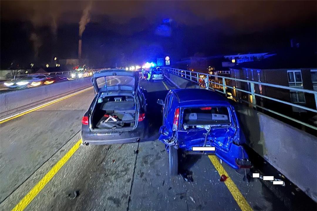 Mehrere Verletzte bei Unfall mit drei Autos