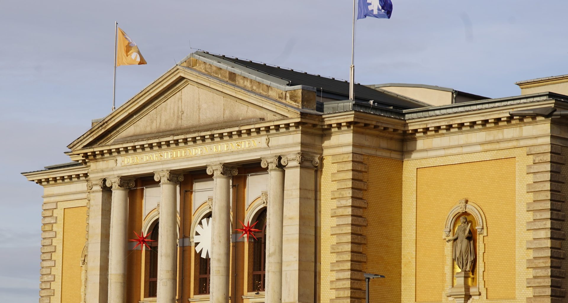 Oper Halle stimmt sich auf die Adventszeit ein