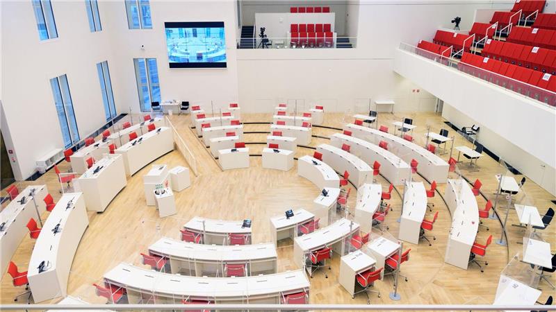 Die vier Ausgetretenen wollen den Saal verlassen. (Archivbild)