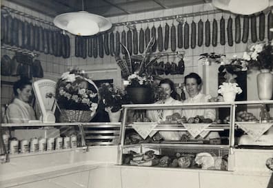 Die Filiale der Fleischerei Nolzen in der Kreuzbergstraße 40, wo heute noch die Produktion ansässig ist. Nach dem Krieg gab es zum ersten Mal einen kleinen Teil der Theke, der gekühlt war. Eine Besonderheit zur damaligen Zeit.