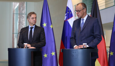 Bildbeschreibung: Bundeskanzler Friedrich Merz und der slowenische Ministerpräsident Robert Golob in Berlin bei der Pressekonferenz.