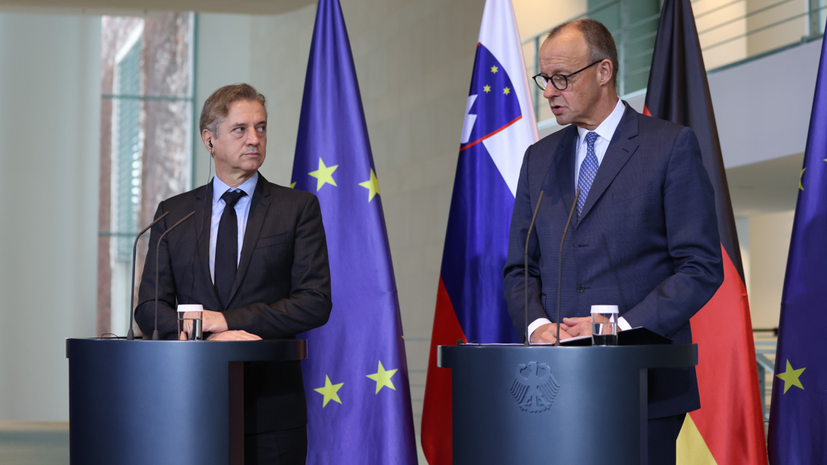 Bildbeschreibung: Bundeskanzler Friedrich Merz und der slowenische Ministerpräsident Robert Golob in Berlin bei der Pressekonferenz.