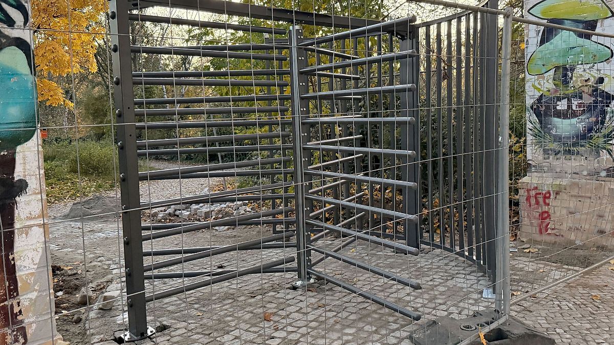 Berlin & Brandenburg: Görlitzer Park mit erstem Eingangstor und Zaunstück