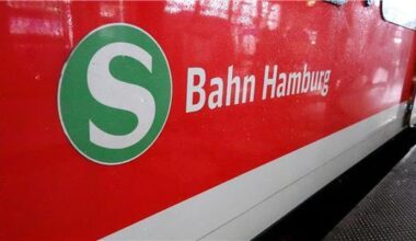 Mensch am Hamburger Hauptbahnhof von S-Bahn erfasst