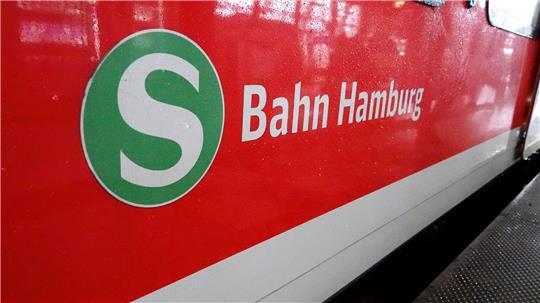 Mensch am Hamburger Hauptbahnhof von S-Bahn erfasst