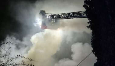 Nur von außen löschbar: Mit illegalem Feuerwerk gefülltes Haus in Köln brennt