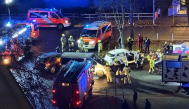 Berlin & Brandenburg: Feuerwehr befreit nach Unfall in Moabit Beifahrer aus Auto