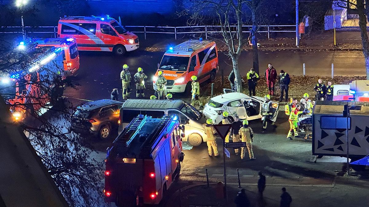 Berlin & Brandenburg: Feuerwehr befreit nach Unfall in Moabit Beifahrer aus Auto