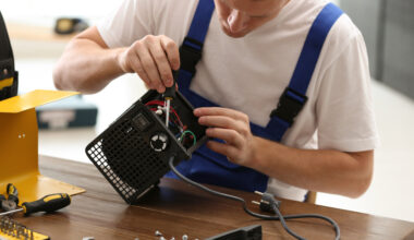 Eine Reparatur-Aktion im Umweltladen in Wiesbaden soll helfen Elektroschrott zu vermeiden