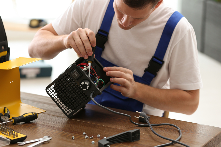 Eine Reparatur-Aktion im Umweltladen in Wiesbaden soll helfen Elektroschrott zu vermeiden