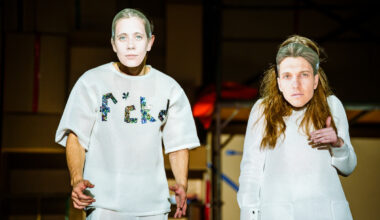 Entrückt – Staatstheater Wiesbaden – Jan Bosse inszeniert Lucy Kirkwoods Verwirrspiel über ein Verschwörungstheoretiker-Paar