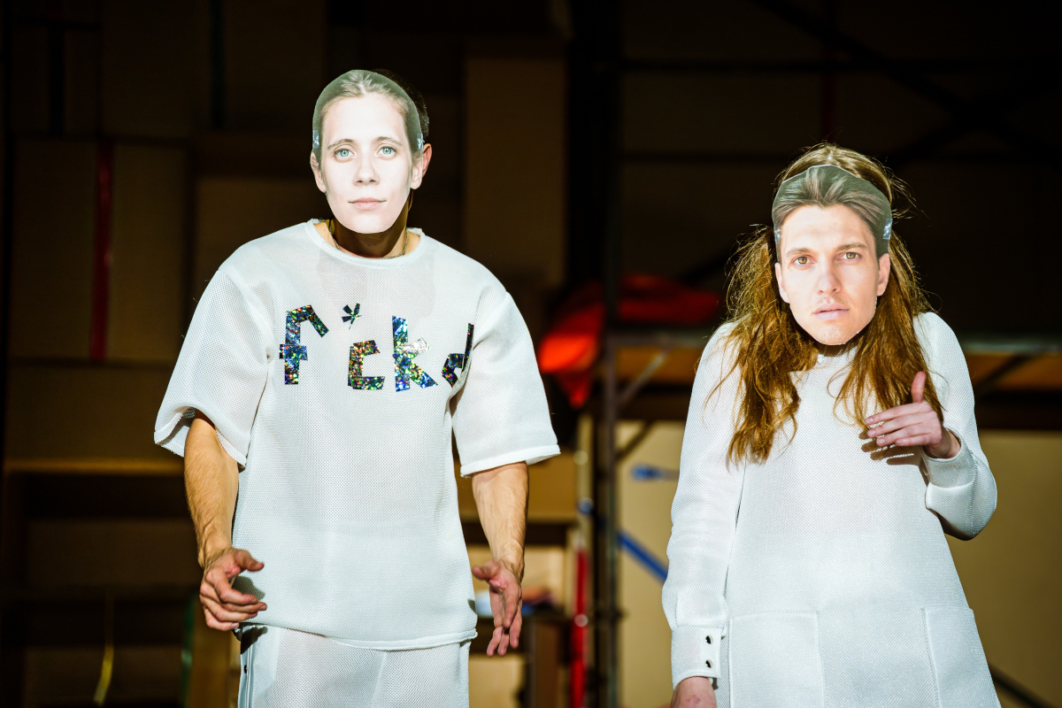 Entrückt – Staatstheater Wiesbaden – Jan Bosse inszeniert Lucy Kirkwoods Verwirrspiel über ein Verschwörungstheoretiker-Paar