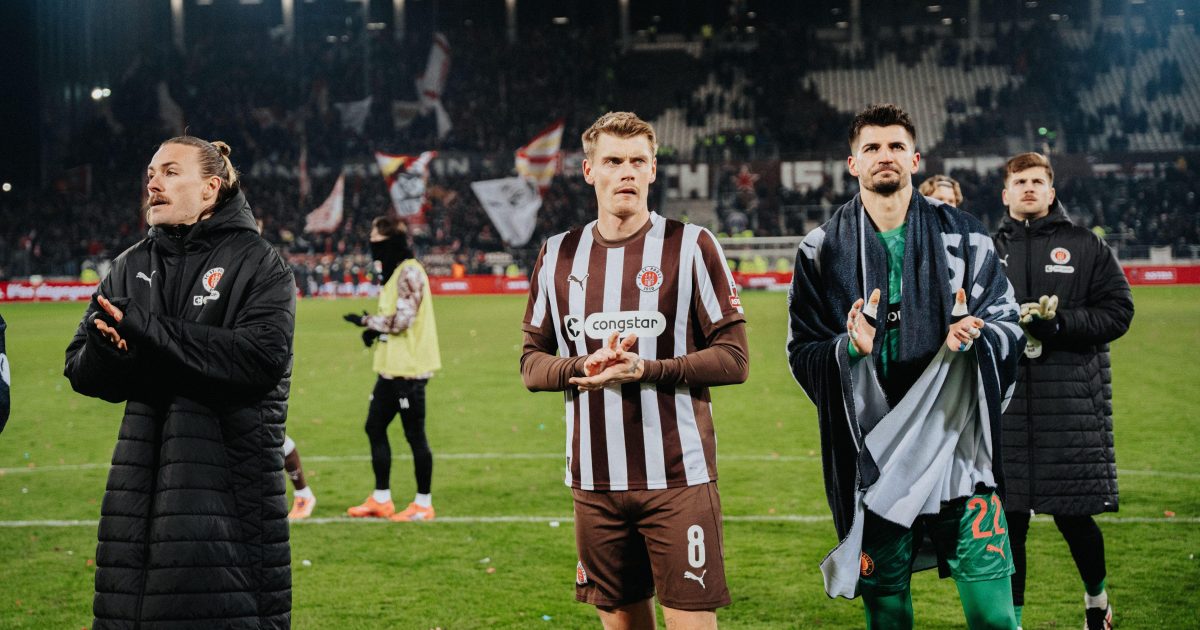 Mehrere St. Pauli-Spieler bedanken sich nach dem Spiel bei ihren Fans, die Enttäuschung über die Niederlage gegen Union Berlin ist den Spielern anzusehen.