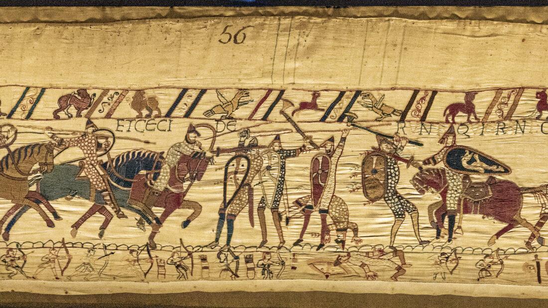 Detailliert stellt der Teppich die historischen Geschehnisse dar. Foto: Hilke Maunder