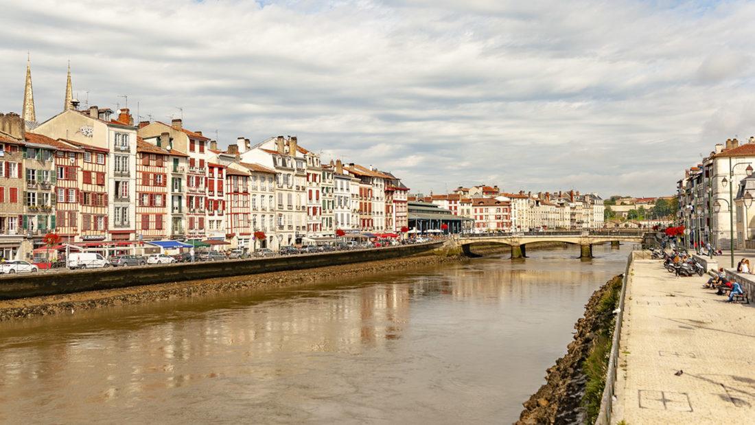 Am Ufer der Nive in Brayonne. Foto: Hilke Maunder