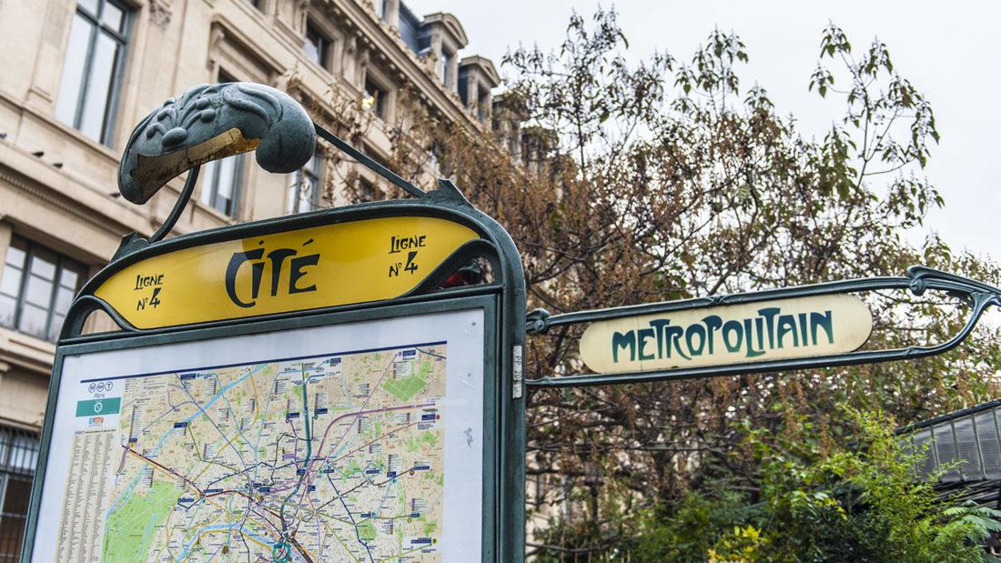 Auf der Île de la Cité findet ihr noch einen der traditionellen Jugendstil-Metroeingänge. Foto: Hilke Maunder