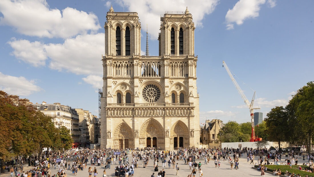 Der Vorplatz und das Westwerk von Notre-Dame de Paris nach dem Wiederaufbau. Foto: Hilke Maunder