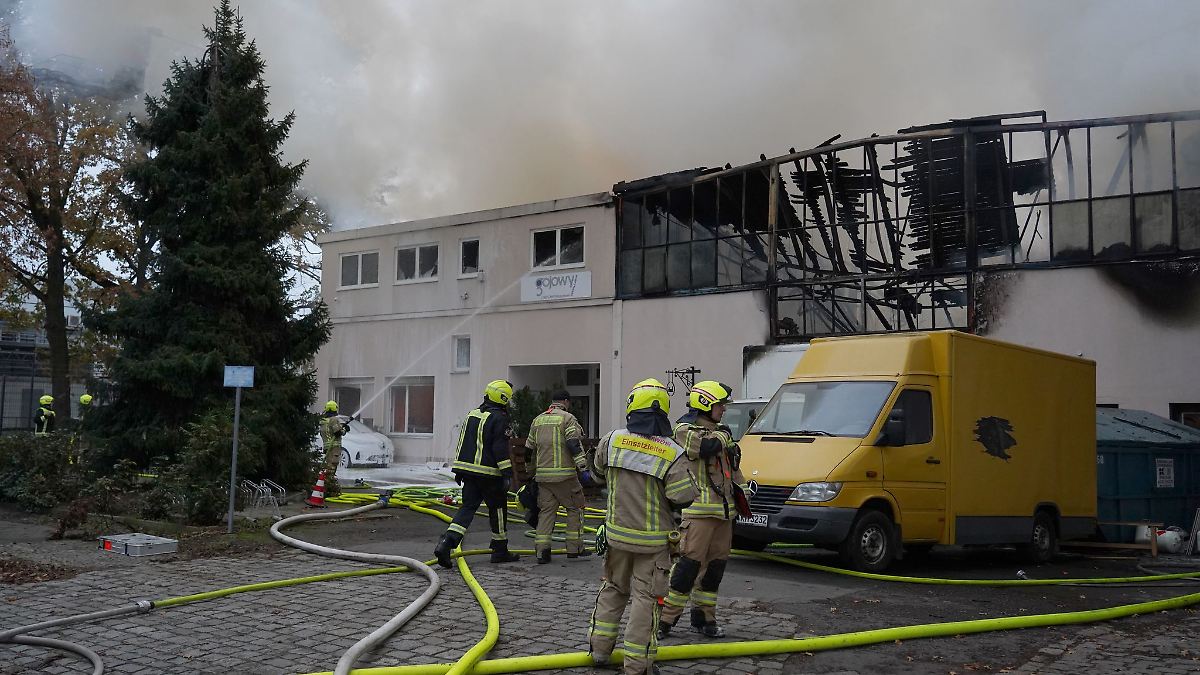 Berlin & Brandenburg: Großbrand in Berliner Industriegebiet – Dach stürzt ein