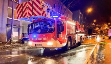 FW-E: Dachstuhlbrand in Mehrfamilienhaus - Feuerwehr Essen über Stunden im Einsatz
