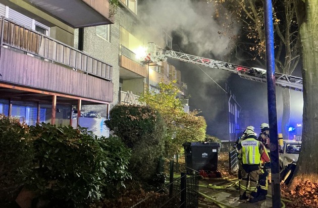 FW-E: Wohnung im Mehrfamilienhaus in Vollbrand - Fluchtweg für Bewohner durch den ...