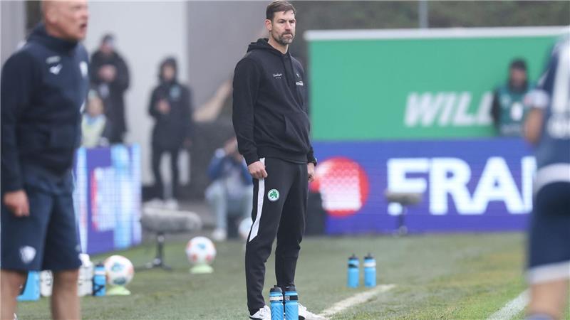 Fürths Trainer Thomas Kleine steht konsterniert am Spielfeldrand.