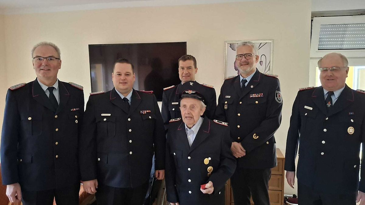 Niedersachsen & Bremen: 95-Jähriger für 80 Jahre Feuerwehrdienst geehrt
