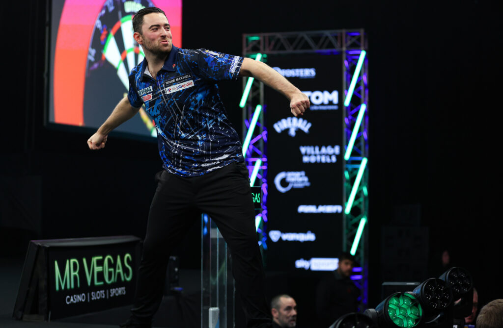 Luke Humphries spielt den 9-Darter zum Sieg gegen Michael Smith