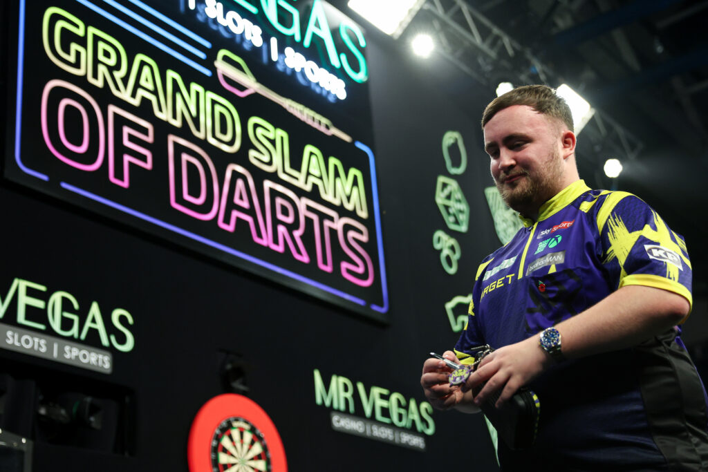 Luke Littler besiegt Connor Scutt mit einem 105er-Average