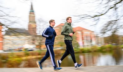 Laufguide Mathis Brandt (23, rechts) von Running City Tours ist unterwegs mit KN-Reporter Moritz Krüger joggend die Stadt zu entdecken. sportlich geht es vorbei am kleinen Kiel mit passenden Infos zum Rathaus und der Oper.