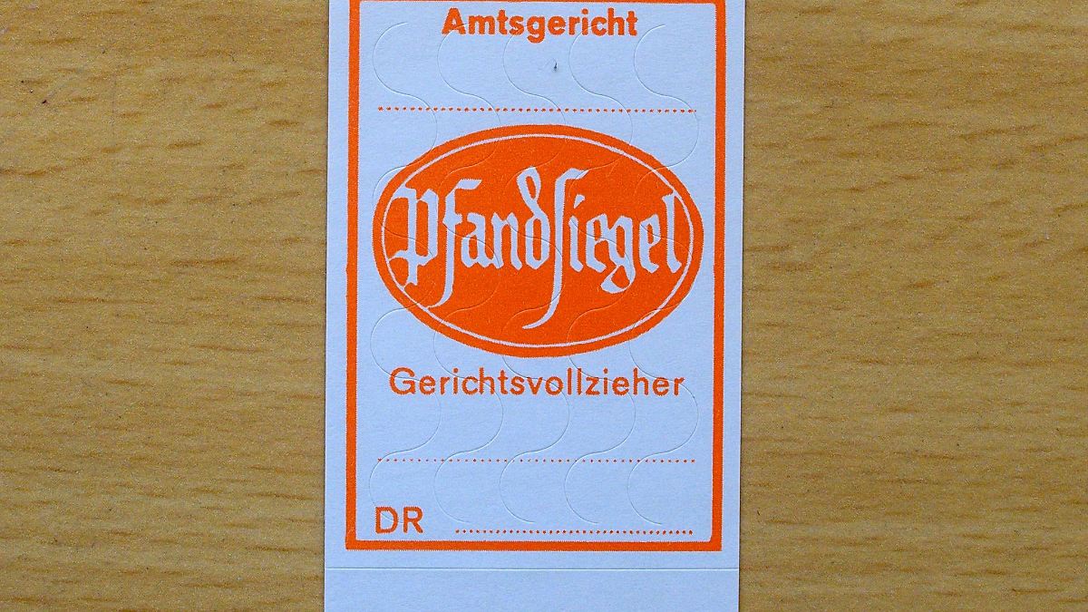 Berlin & Brandenburg: Frau attackiert Polizisten bei Gerichtsvollzieher-Einsatz