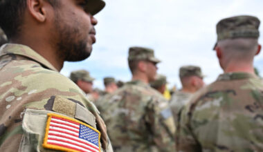 Soldaten der US-amerikanischen 1st Raider Brigade versammeln sich auf dem Truppenübungsplatz Grafenwöhr.