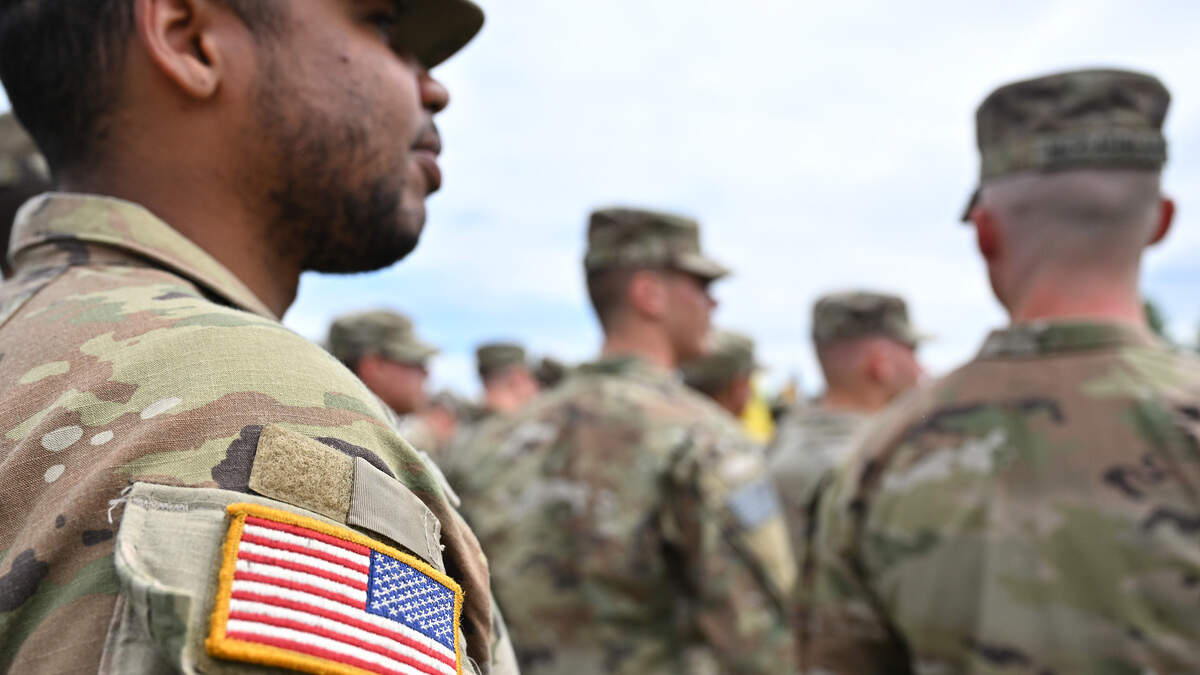 Soldaten der US-amerikanischen 1st Raider Brigade versammeln sich auf dem Truppenübungsplatz Grafenwöhr.