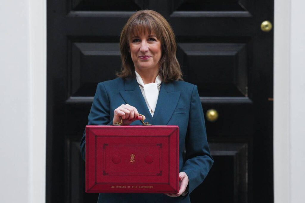 LONDON, ENGLAND - 26. NOVEMBER: Finanzministerin Rachel Reeves posiert mit der roten Haushaltsbox, als sie die Downing Street 11 verlässt, um dem Parlament den Jahreshaushalt der Regierung vorzustellen, am 26. November 2025 in London, England. Bundeskanzlerin Rachel Reeves stellt dem Parlament den lang erwarteten Jahreshaushalt der Regierung vor. Zu den angekündigten Maßnahmen gehören der Abbau der Wartelisten des staatlichen Gesundheitsdienstes (NHS), die Reduzierung der Schulden und der Kreditaufnahme sowie die Senkung der Lebenshaltungskosten. (Foto: Carl Court/Getty Images)