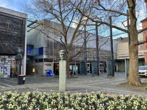 Das alte Gutenberg Museum am Liebfrauenplatz wird derzeit abgerissen, einen Bibelturm auf dem Platz hatten die Mainzer bei einem Bürgerentscheid 2018 mit großer Mehrheit abgelehnt. - Foto: gik 
