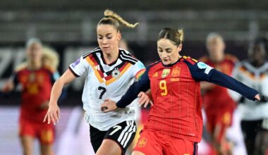 Die deutsche Verteidigerin Giulia Gwinn (links) und die spanische Stürmerin Esther Gonzalez (#09) kämpfen um den Ball während des Hinspiels des Finales der UEFA Women