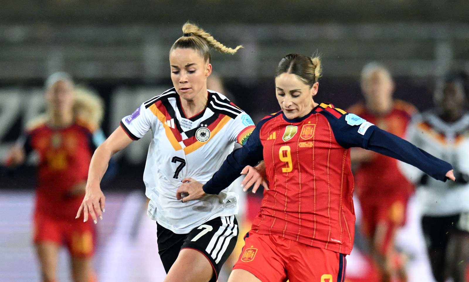 Die deutsche Verteidigerin Giulia Gwinn (links) und die spanische Stürmerin Esther Gonzalez (#09) kämpfen um den Ball während des Hinspiels des Finales der UEFA Women