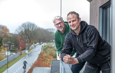 Klaus-Dieter Nebendahl (links) und Jan Köster planen und bauen das Wohnprojekt "Velohöfe Hassee" direkt an der Veloroute 10.