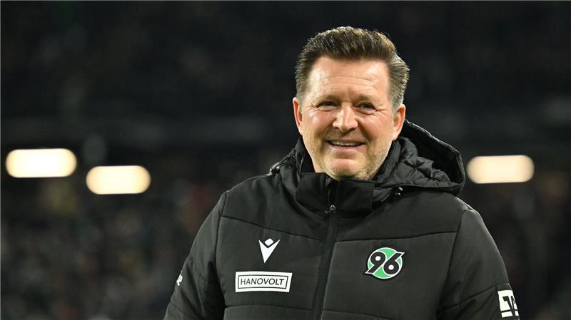 Hannover wieder oben dran nach 3:0 gegen den KSC Hatte auch nach dem Spiel etwas zu lachen: Hannovers Cheftrainer Christian Titz