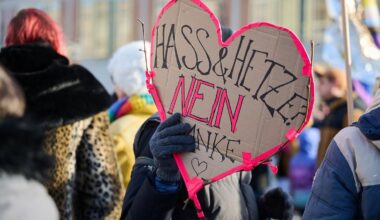 Berlin & Brandenburg: Proteste und Zuspruch zu Dragqueen-Lesung im Humboldt Forum